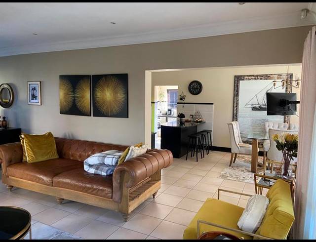 4 BEDROOM TOWNHOUSE FOR SALE IN MONTROSE